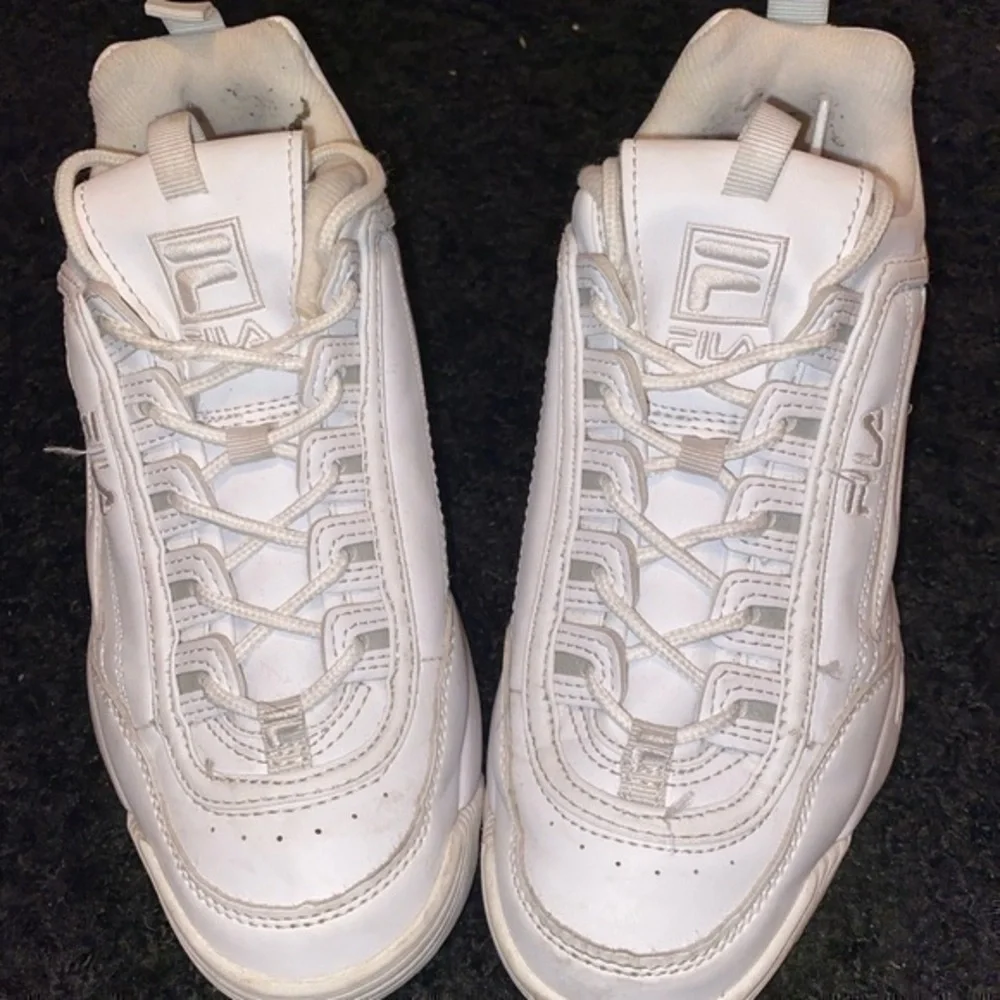 BOYS YOUTH 7/ WOMENS 8 WHITE FILA SNEAKERS❗️